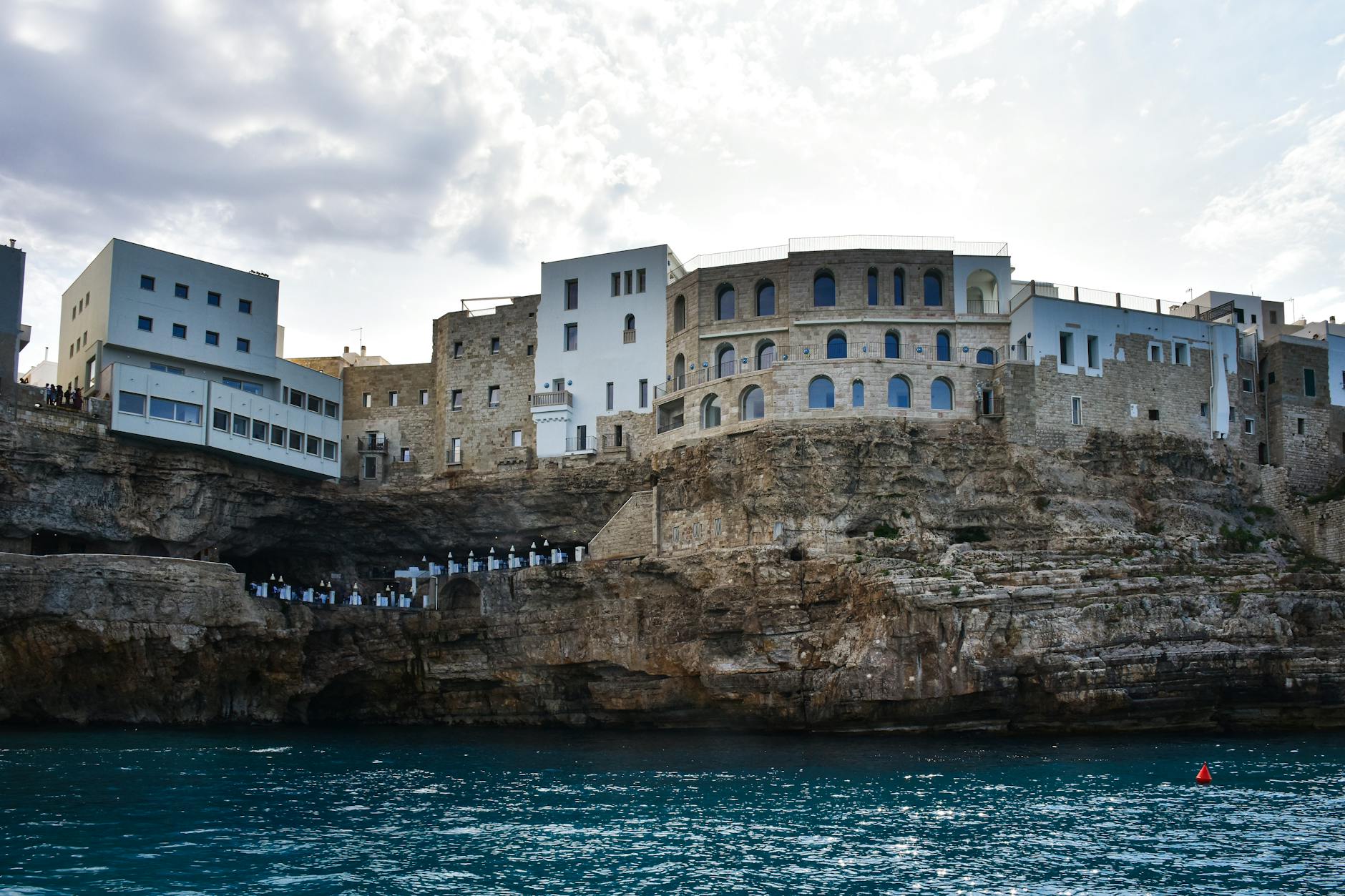 Klifowe miasteczko Polignano a Mare nad morzem w Apulii
