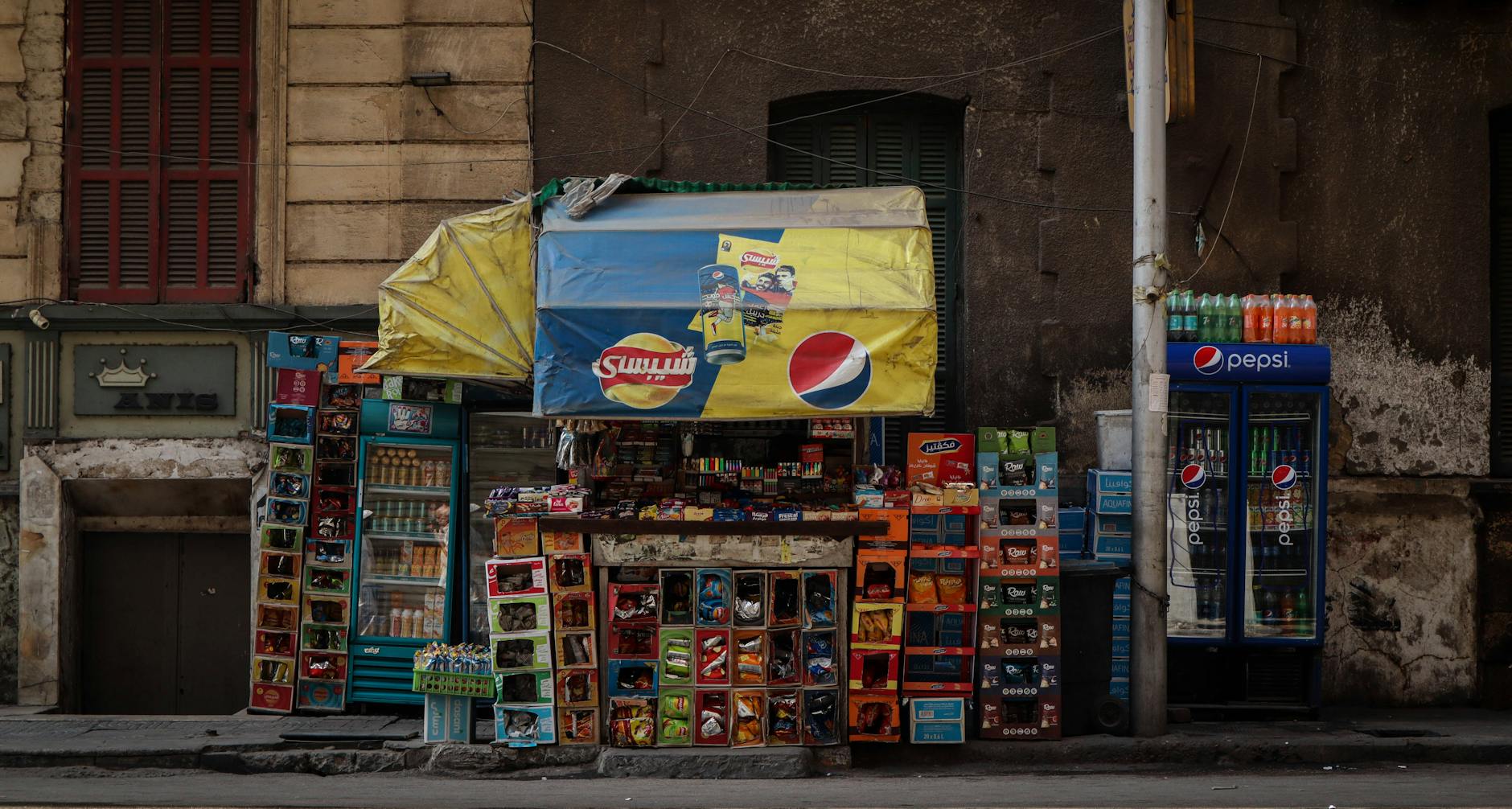 Kolorowy uliczny mini market z napojami i produktami spożywczymi