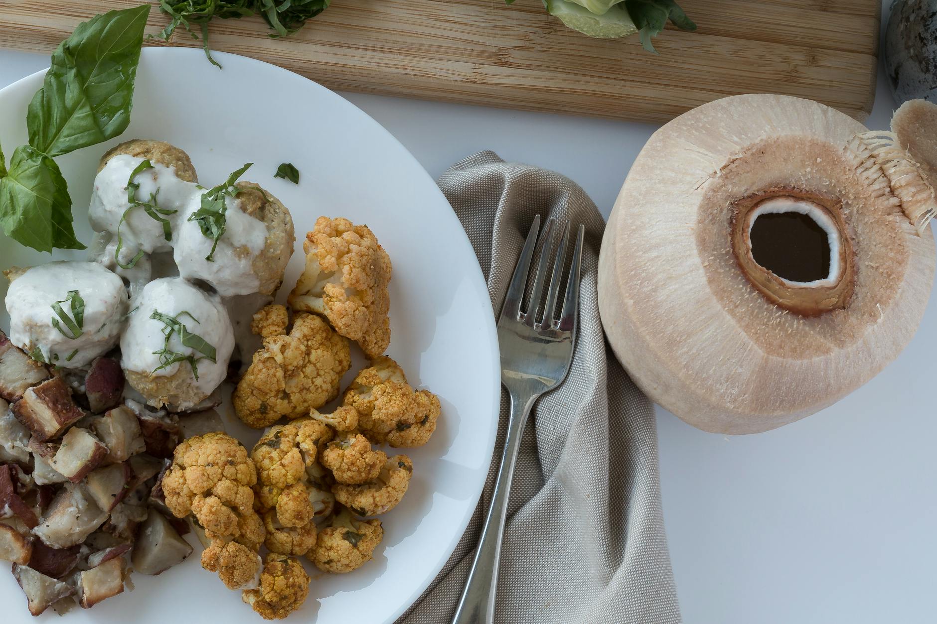 Talerz z kalafiorem, ziemniakami i kokosem jako bezglutenowy posiłek