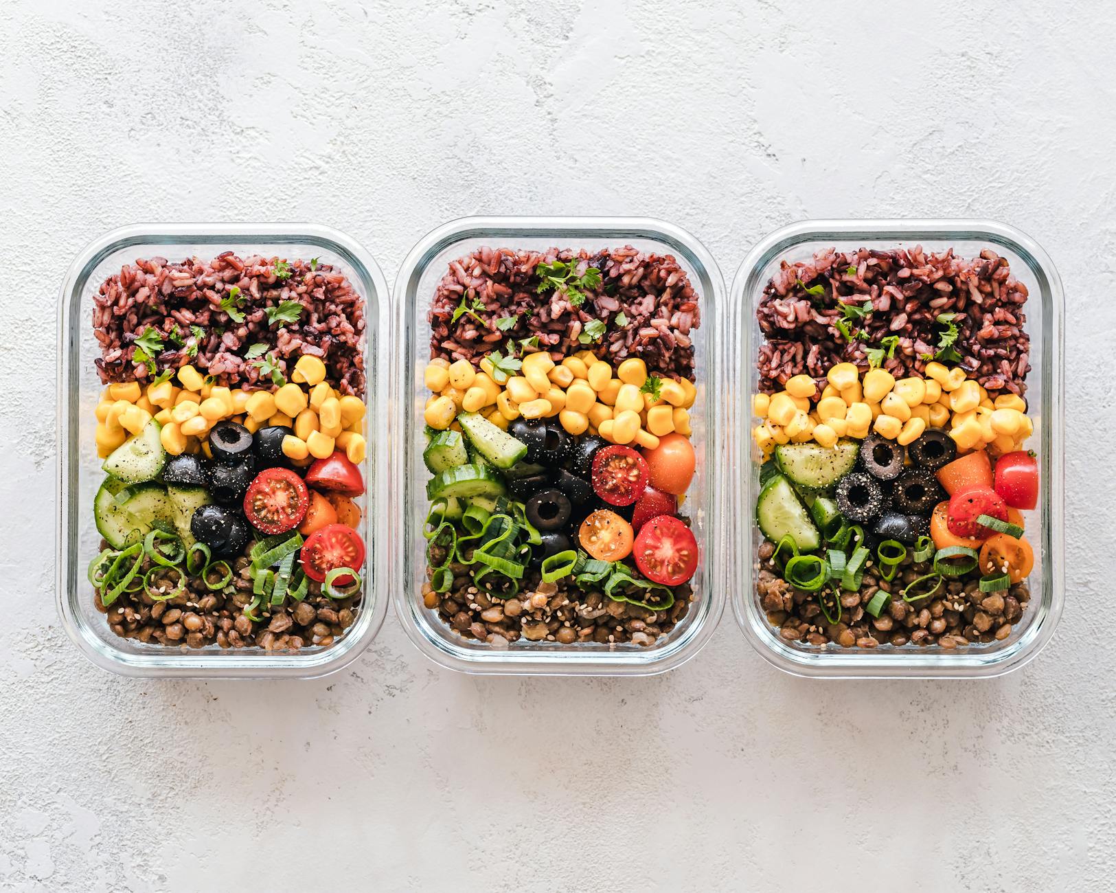 Kolorowe pudełka meal prep z warzywami i soczewicą dla zdrowej diety