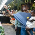 Rodzina wybiera świeże warzywa i owoce w supermarkecie