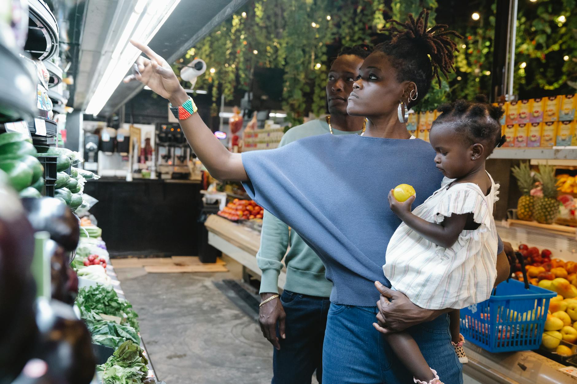 Rodzina wybiera świeże warzywa i owoce w supermarkecie