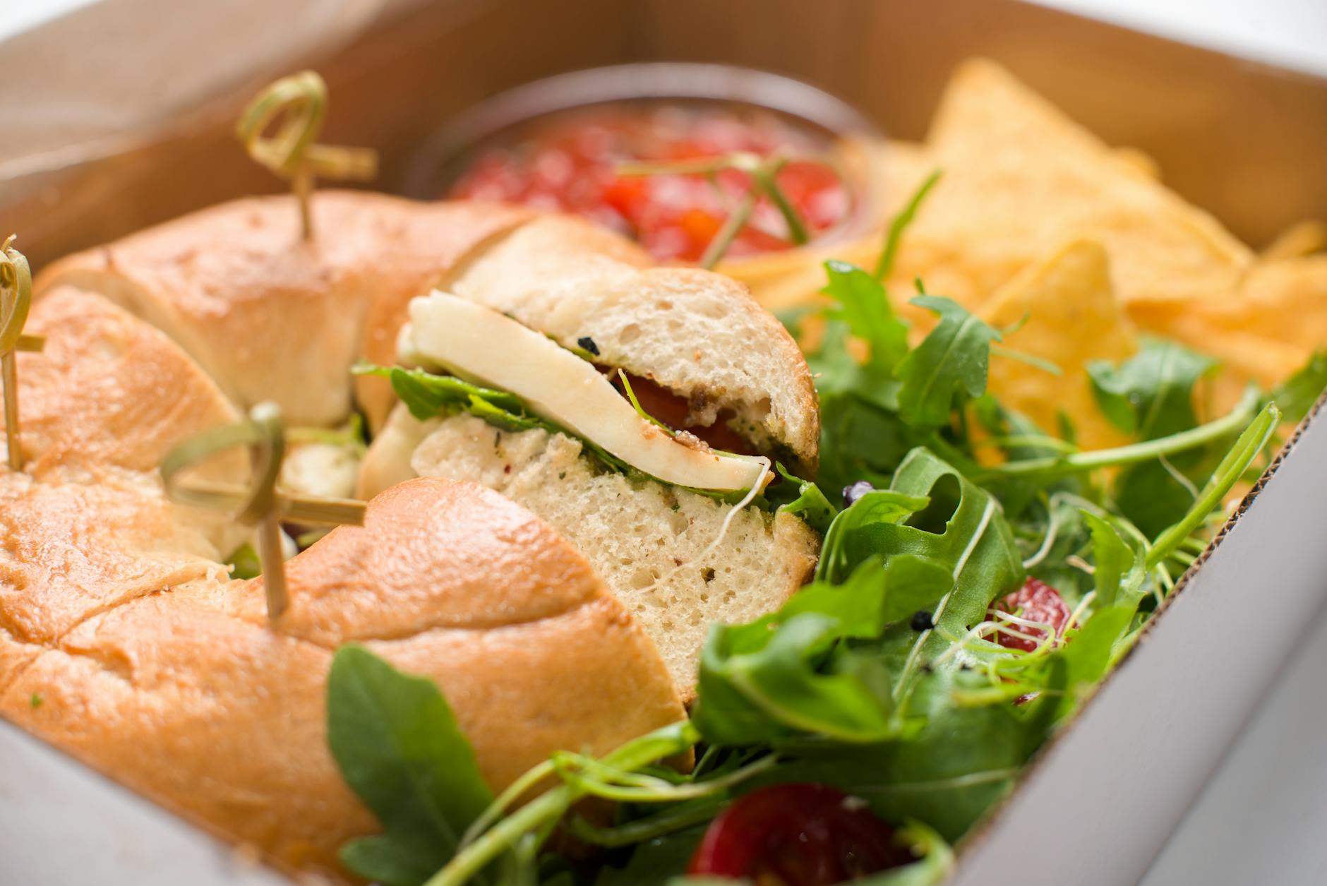 Lunchbox z bajglem z rukolą, serem i sałatką