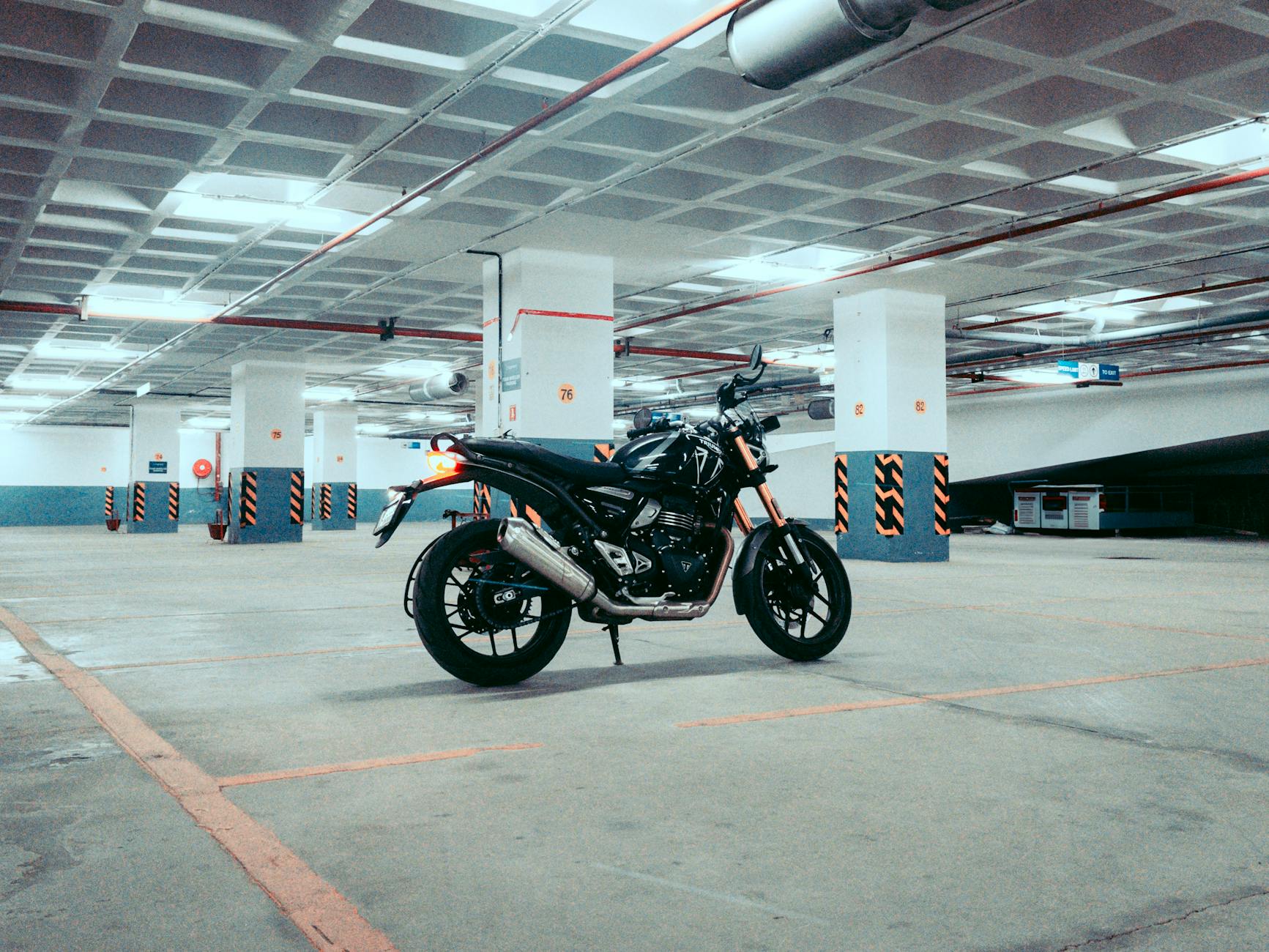 Motocykl w przestronnym, podziemnym garażu przed zimowym przechowaniem