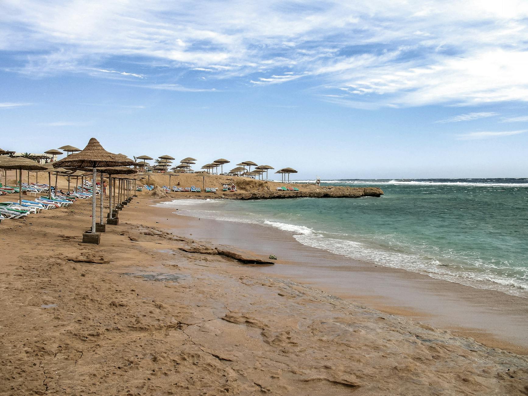 Spokojna plaża w Sharm El Sheikh z lazurowym morzem i błękitnym niebem