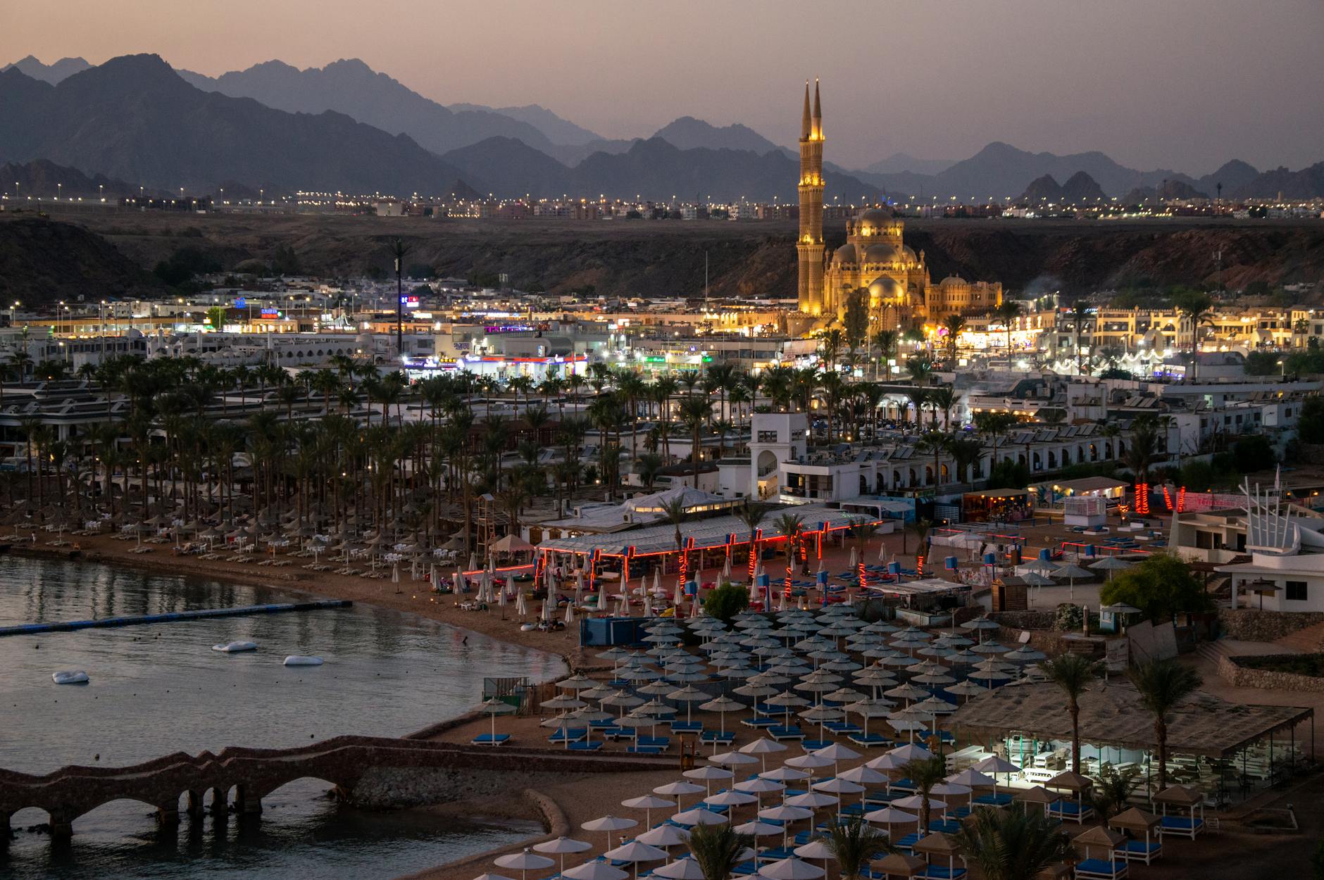 Wieczorny widok na oświetloną dzielnicę Sharm El Sheikh z meczetem