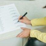 Kobieta planuje tygodniowy jadłospis przeciwzapalny przy endometriozie